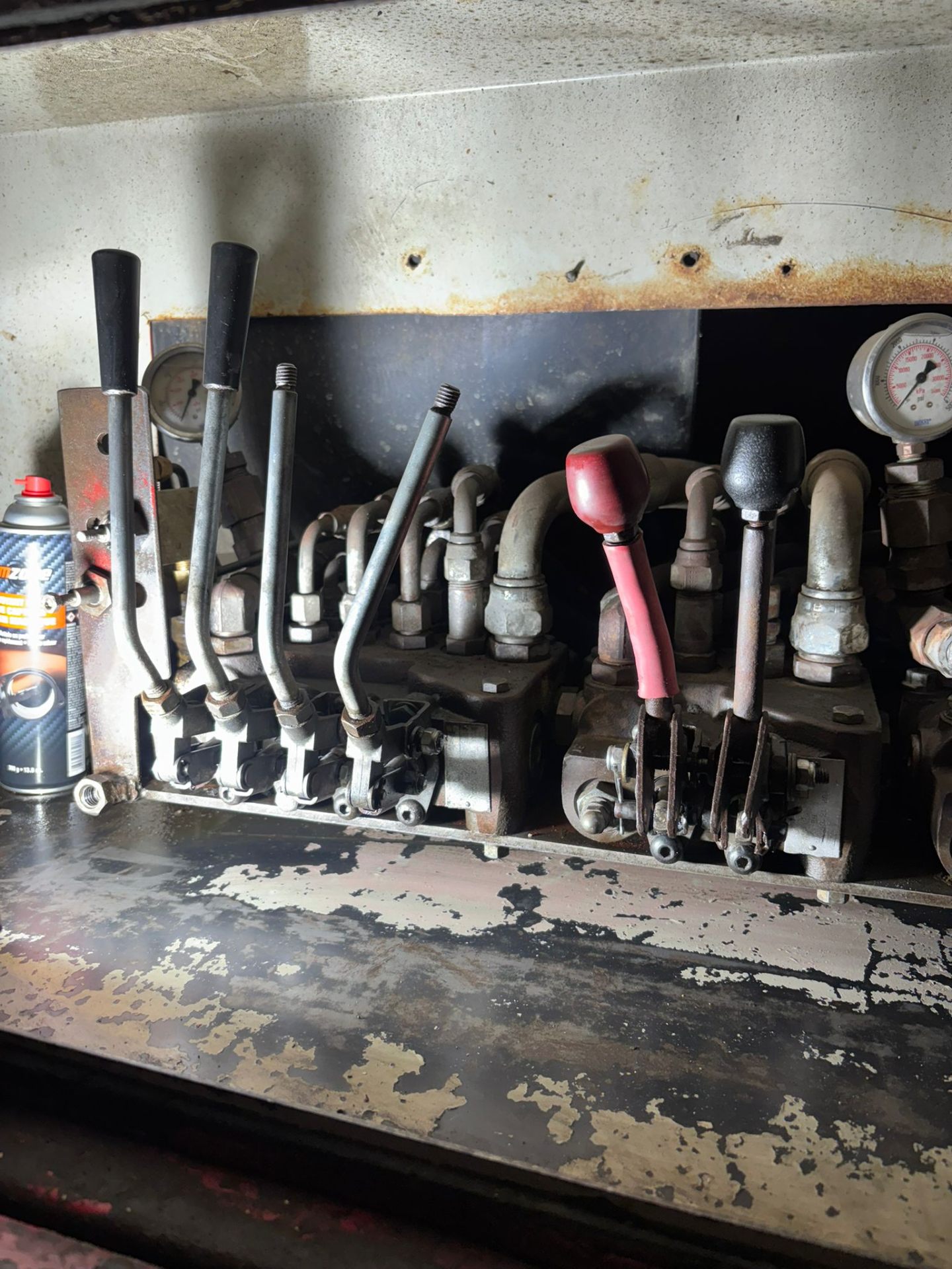 Full hydraulic control station with valve banks and pressure gauges
